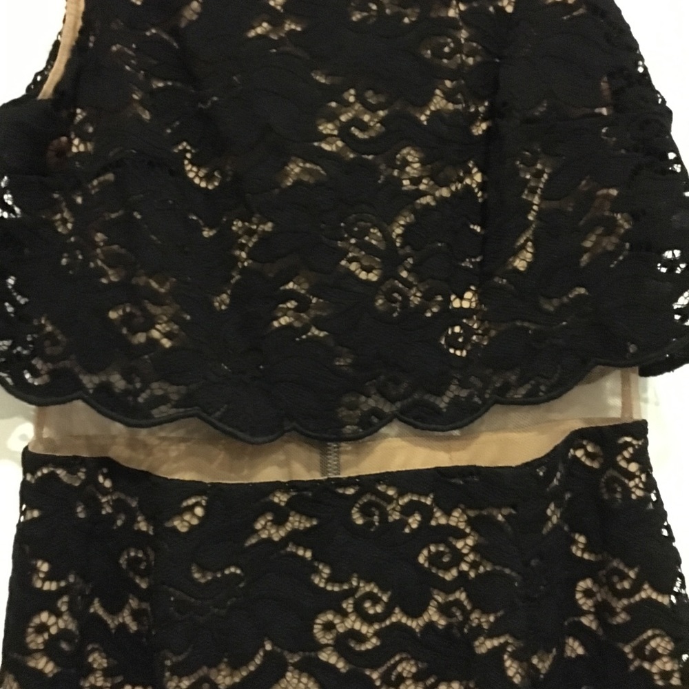 Black lace over beige under dress. Super flattering style - Picture 4 of 11